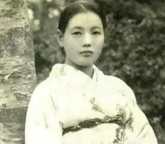 1978年，重庆江津白沙镇一名农妇正在喂猪，几辆轿车突然到访，来人告知她拥有数百