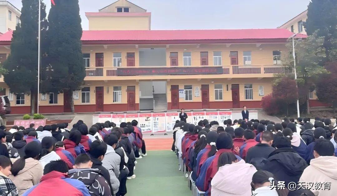 近日，汉中市川陕革命根据地纪念馆红色文化进校园活动走进高台镇初级中学，全体师生齐