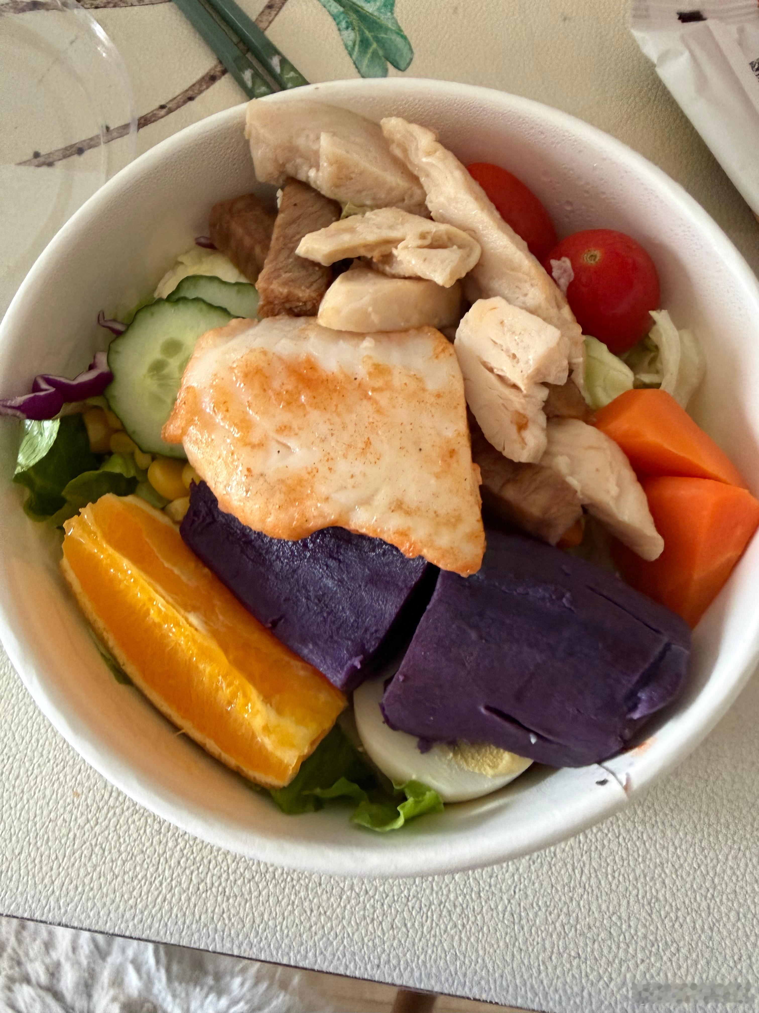 晚上吃个健身餐。知道健身餐要控制热量，也没有说必须要冷的啊。蔬菜、橙子、黄瓜冷的