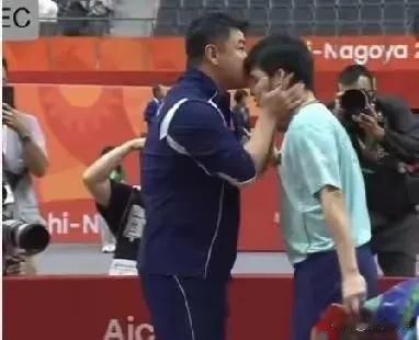 赢球后亲额头，常见。亲完额头之后，林诗栋自己上前，依次和场边领导、教练握手，这事