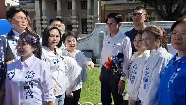 被视为国民党最具人气的“最强母鸡”之一的台中市长卢秀燕，4日在国民党前副主席连胜