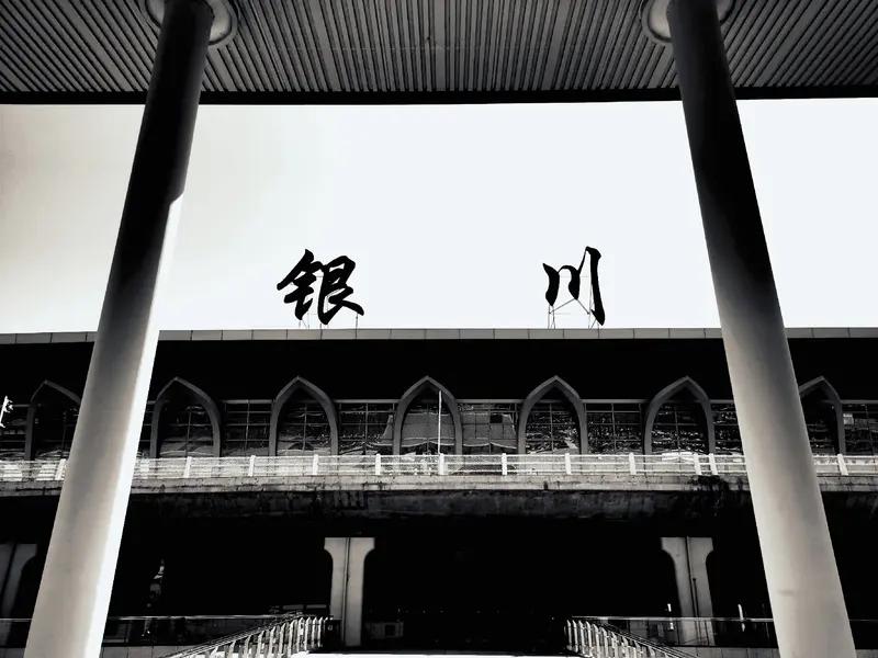 当年第一次坐飞机是从北京去银川，为了看风景选择了左边靠窗的位置。结果一路上晒得不