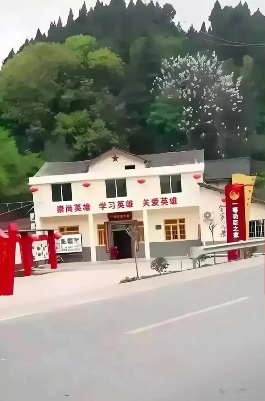 这排面，一股浩然正气扑面而来，公路护栏特意留了个路口，即便当地领导来了，都得规规