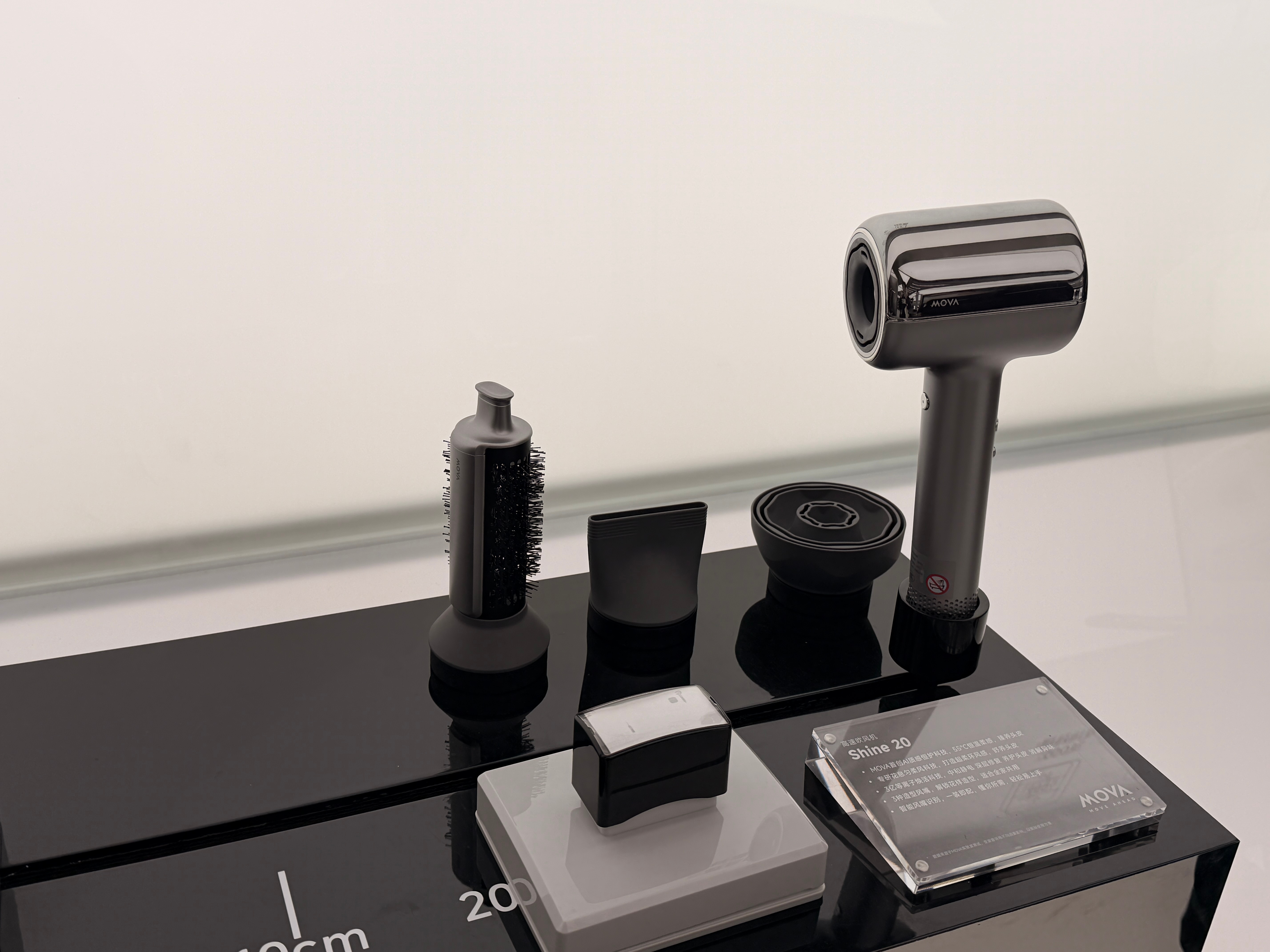 智能家居喊了这么多年，有些扫地机都卷到几千块了，最基本的「别撞墙」还没彻底解决。