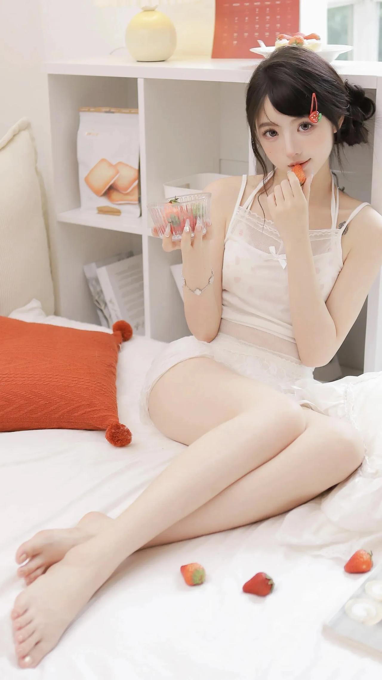草莓控的少女时光，甜美又诱人！🍓💕