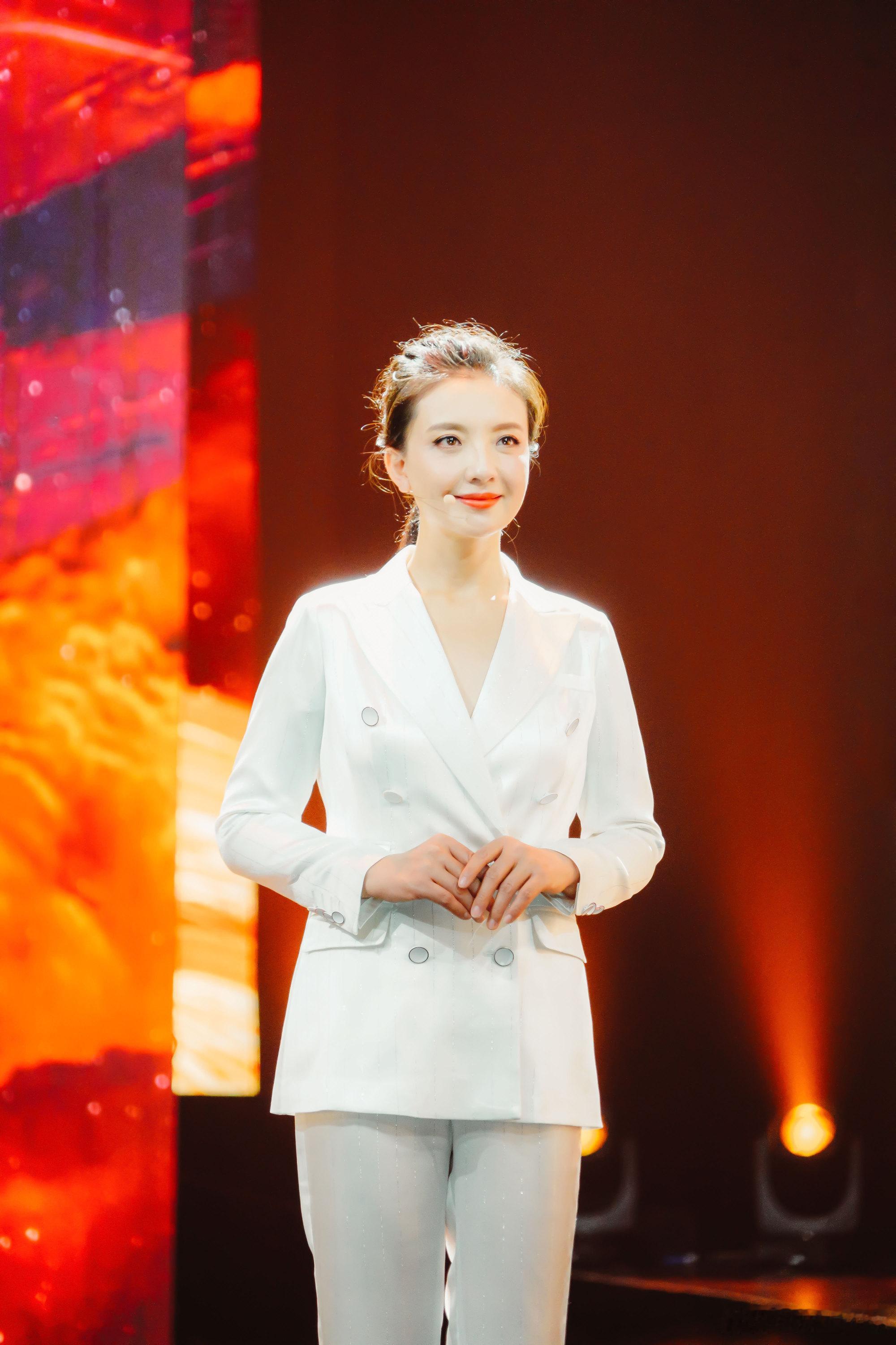 孙茜含泪拥抱孙俪  真正的友谊是可以跨越时间和空间的。 