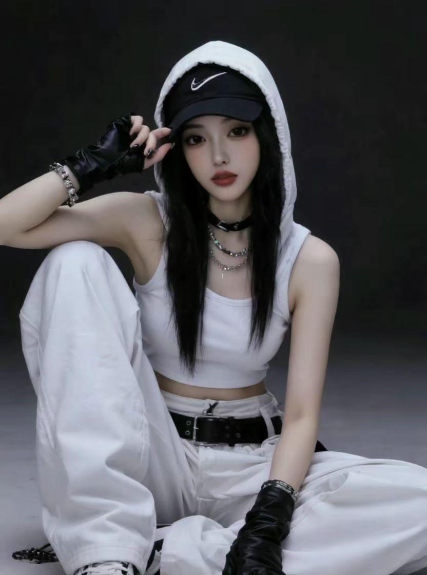 连帽白装酷飒裁，黑饰点睛潮感来。时尚密码藏不住， AI 穿搭炸场开