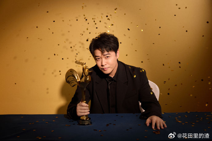 陈思诚获奖发言感谢王宝强刘昊然 领奖时陈思诚特意提两人，宝强的缺席被惦记，昊然的