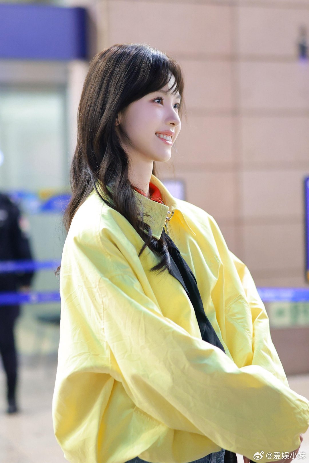 💛嘟嘟带着超绝时尚感出发！陈都灵作为LOEWE大使，身着2026春夏装，手提A