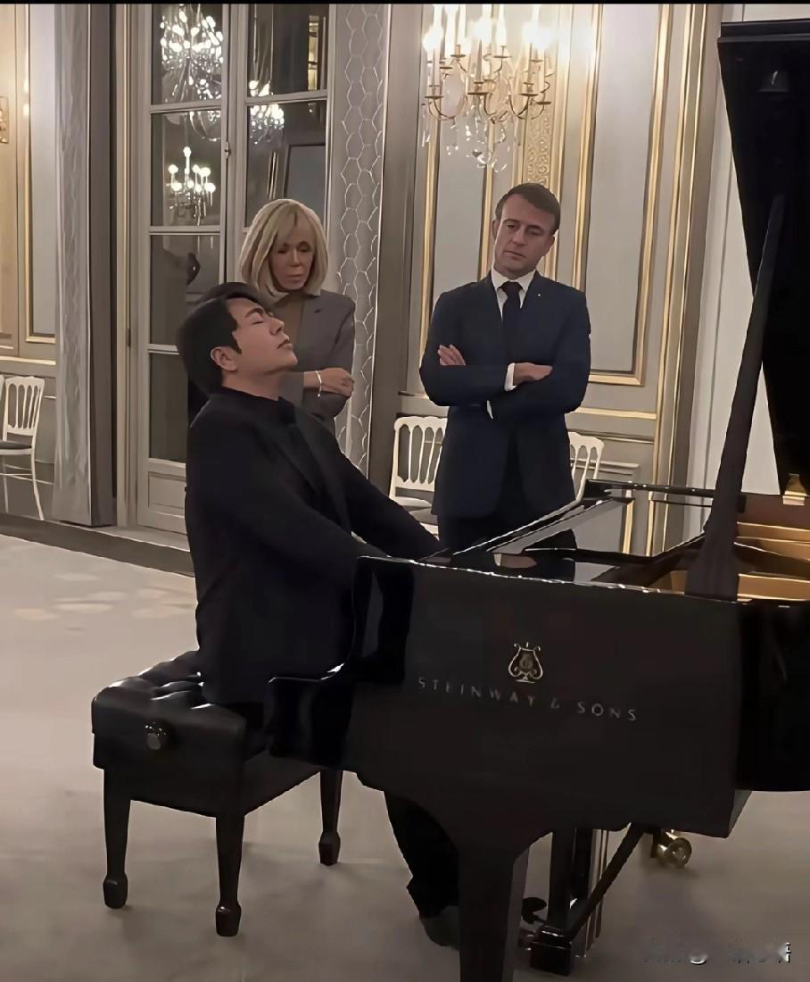 朗朗沉浸式弹奏，闭着眼睛都能准确的弹出优美的琴音，让马克龙夫妇看呆了。
马克龙可