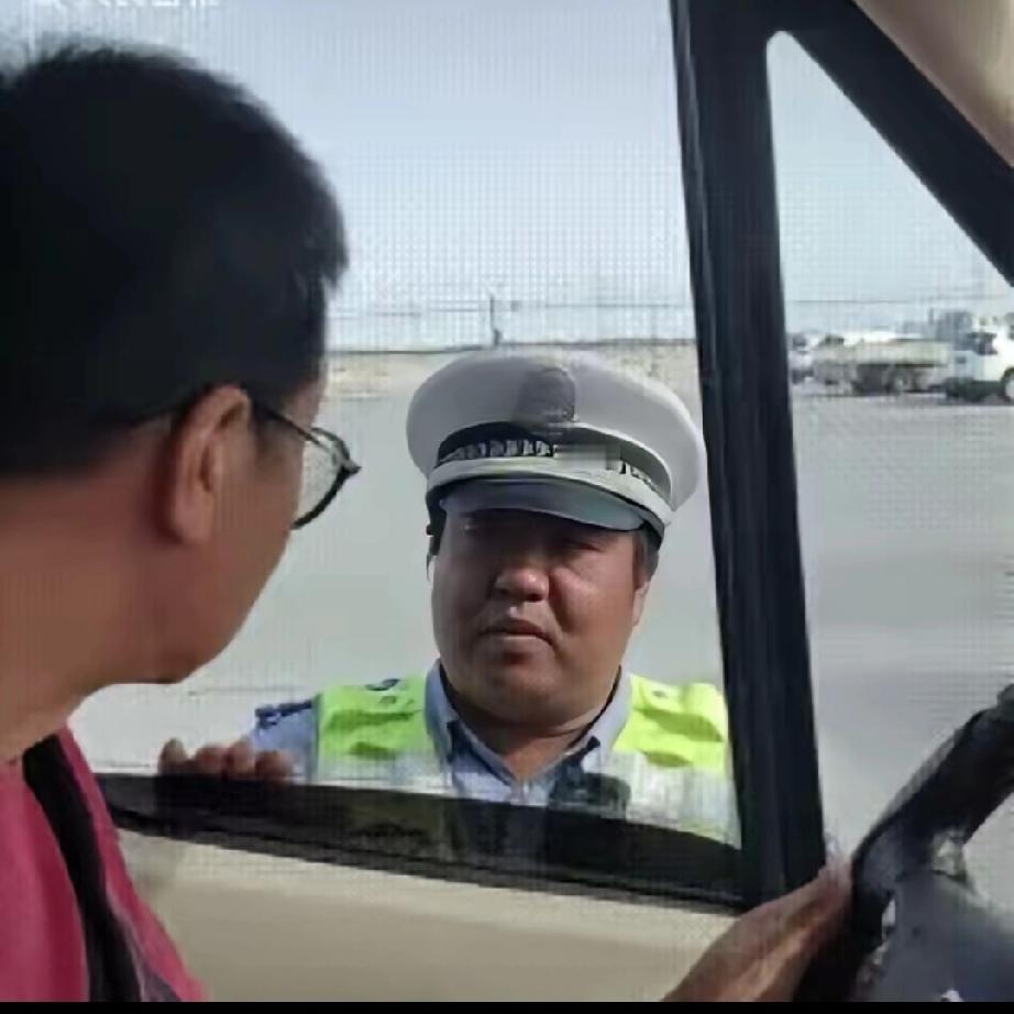夫妻二人自驾从新疆若羌前往青海，刚要上高速时被一交警拦了下来，男子还以为自己违章