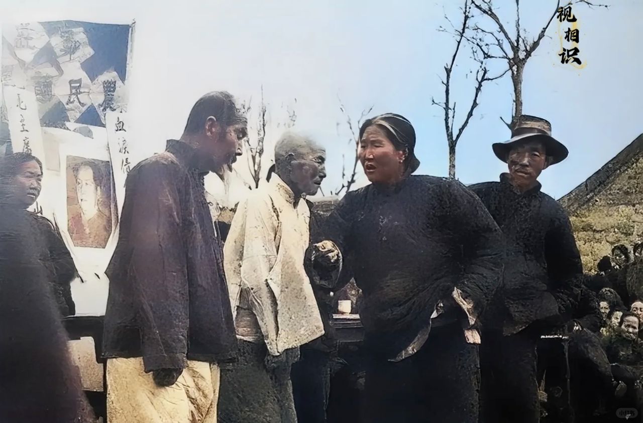 50年代初，土改时期，在河北农村，一位老大娘正在“斗地主”时的场景，画面中她正站...