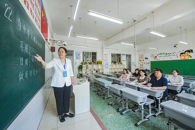 优秀教师荣誉取消了，以后评职称要卷公开课了吗？

有老师吐槽：攒了一堆优秀教师、