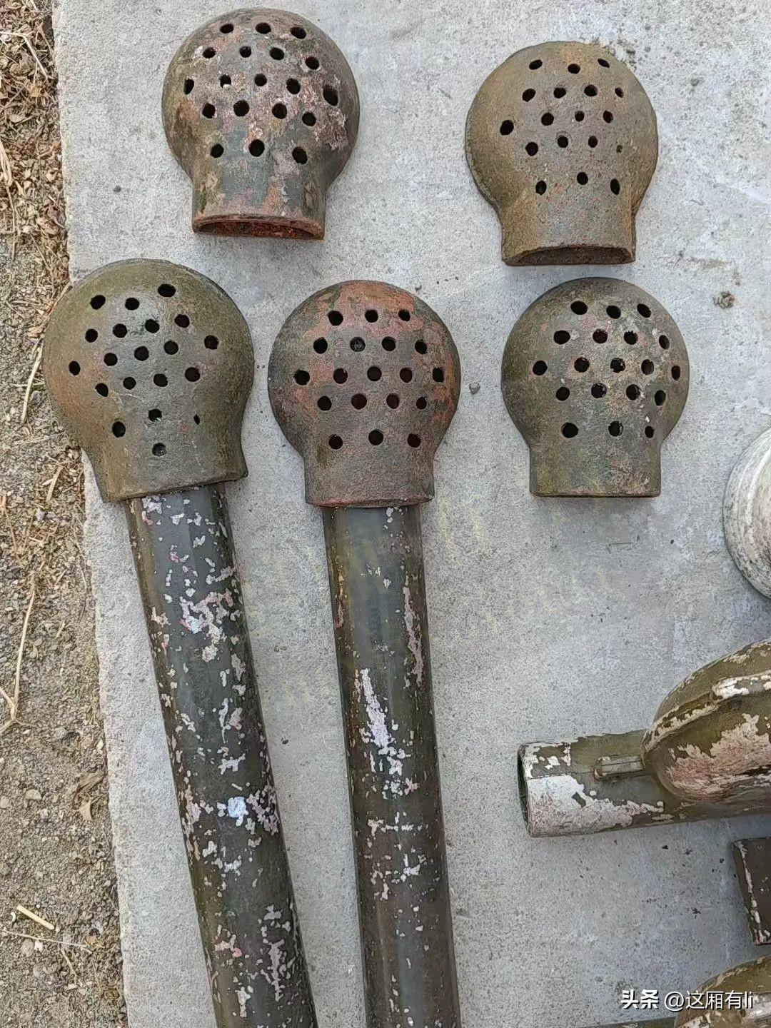 你记忆中的老物件还有哪些呢?
这几样满身锈迹的老物件，圆头布满孔洞，有的有柄，有