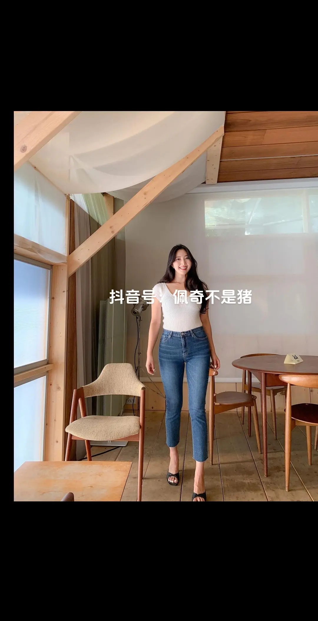 男孩子的食指和中指是夹烟的，不是用来欺负女孩子的