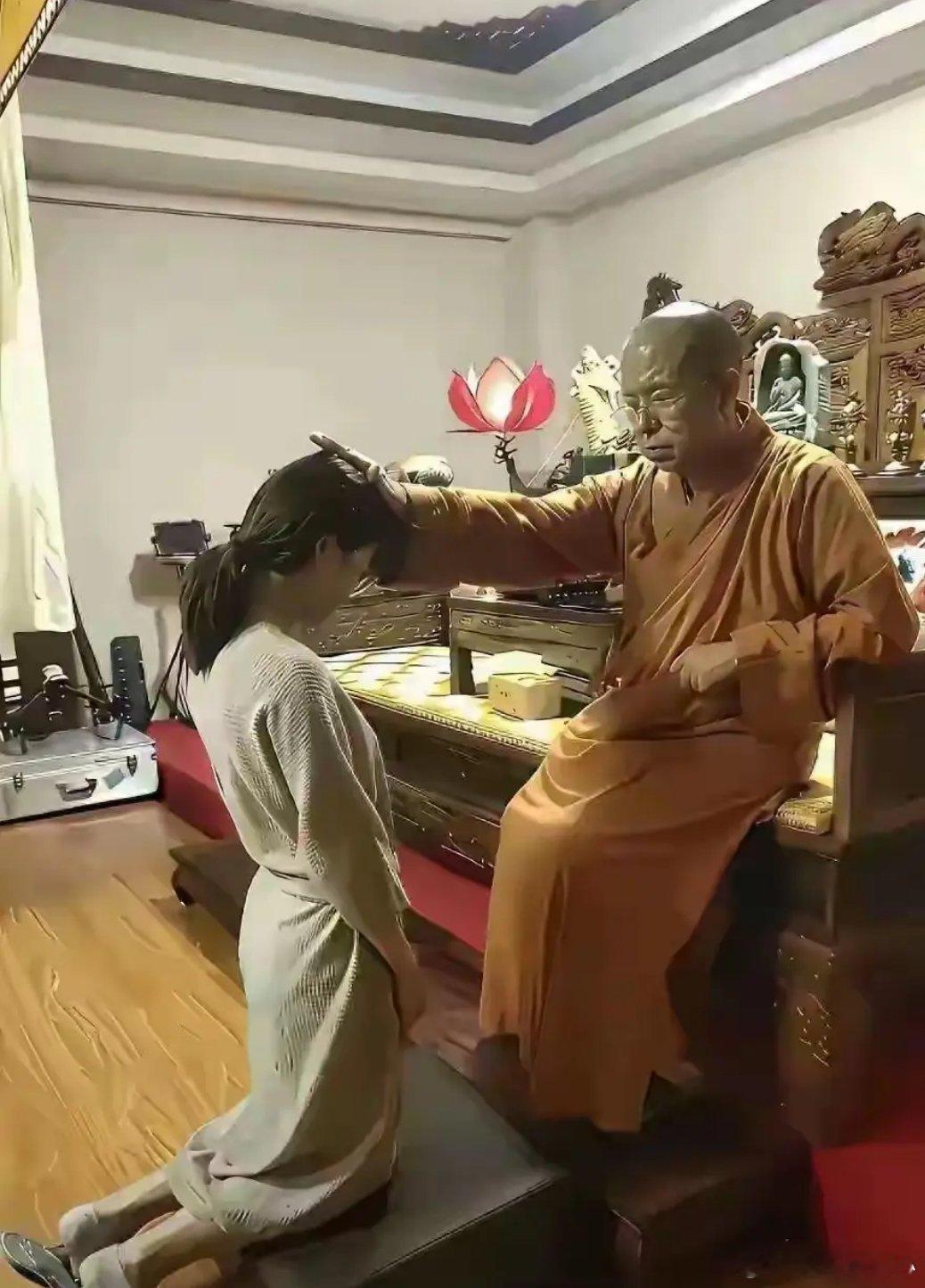 这是在给人开光吗？还是～ 