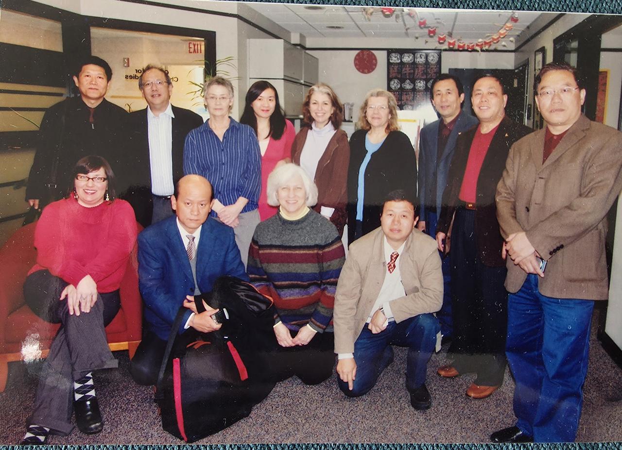 2002年，到美国密希根大学访问。
前排右一为笔者。
