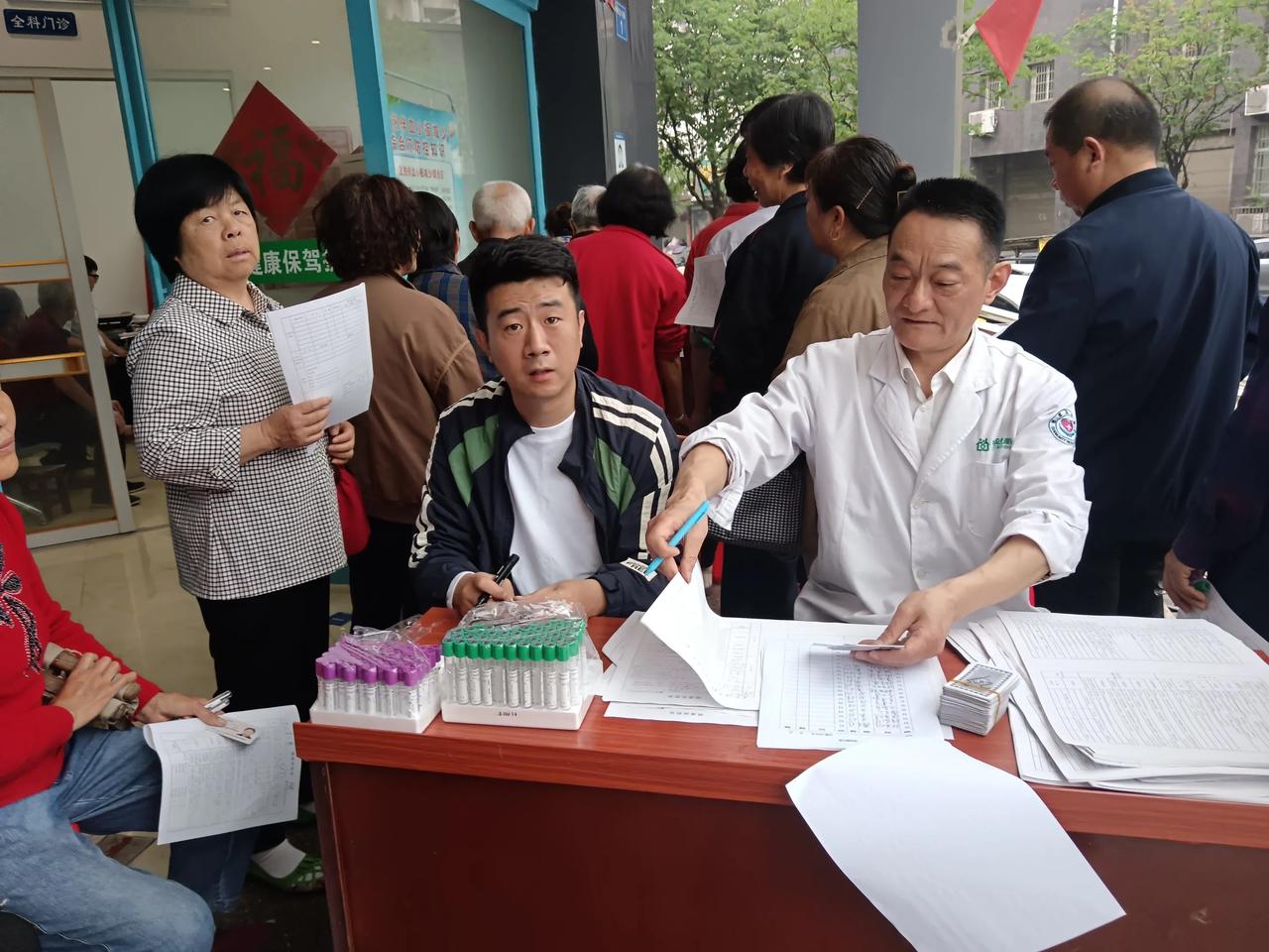 关爱银龄健康 ，情暖和谐社区！
         4月21日，在商城县鲇鱼山街道