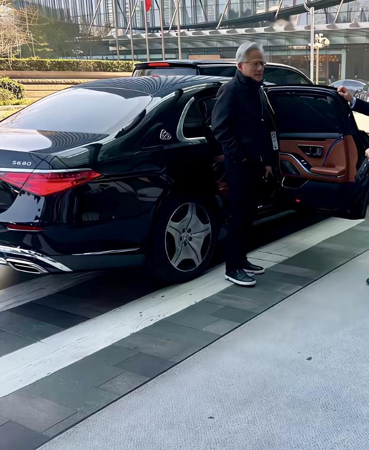 黄仁勋是真的喜欢奔驰，座驾包括有：迈巴赫S680、迈巴赫GLS 600。