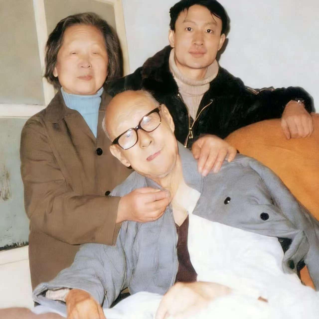 以下这张照片拍摄于1982年2月25日，照片中的老先生是收藏大家、民国四公子之一