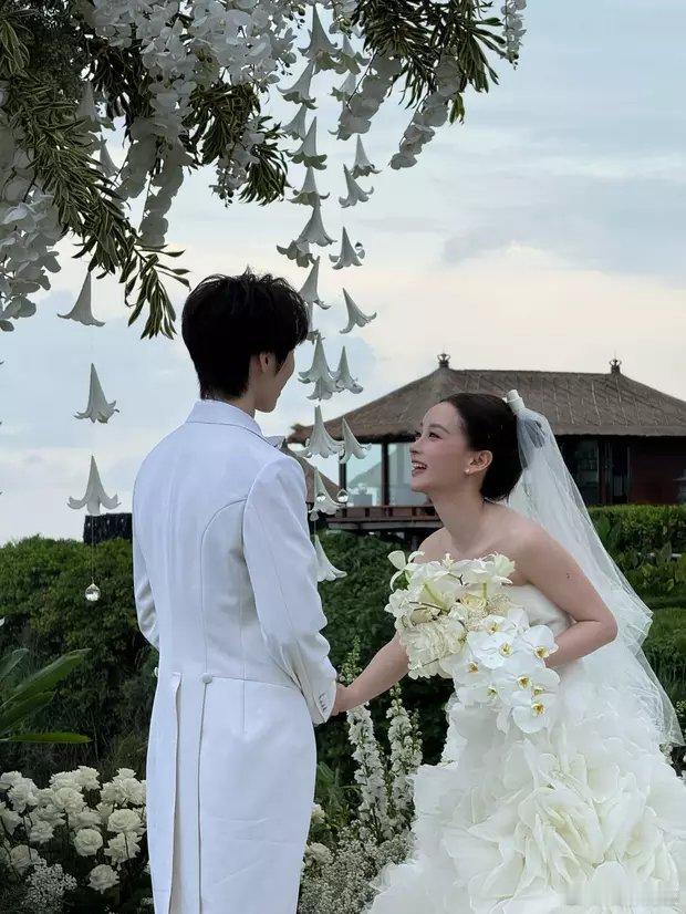 彭楚粤晒出赵磊婚礼的现场照。据悉彭楚粤是赵磊婚礼的伴郎团成员之一，同行的还有夏之