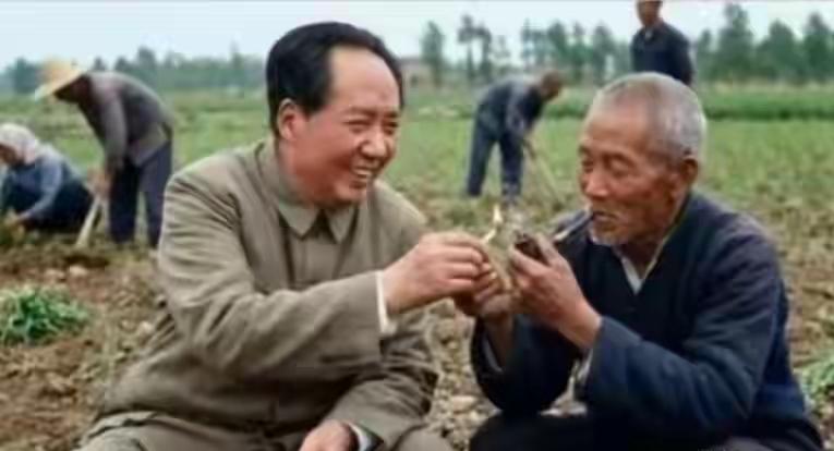 一张老照片，照见最动人的民心温度
 
这张高清珍贵照片，是建国后在50年代末到河