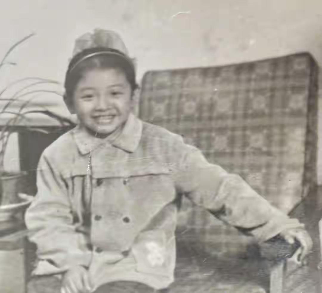 这小孩笑得真开心，好可爱！仔细看看认识她吗？从小能歌善舞表情丰富福气满满的小孩