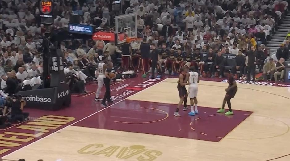 天王山大战，猛龙一开场就后场包夹哈登，甚至球都不想让他接！
猛龙的防守强度和态度