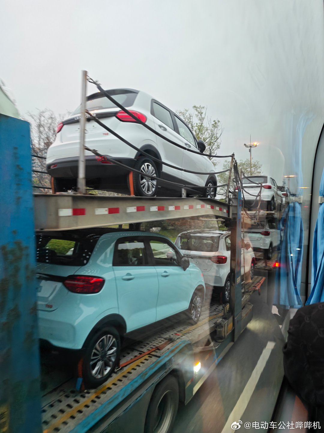 在去零跑A10上市发布会的路上，偶遇整整一个板车的零跑T03，有一种别样的感觉。