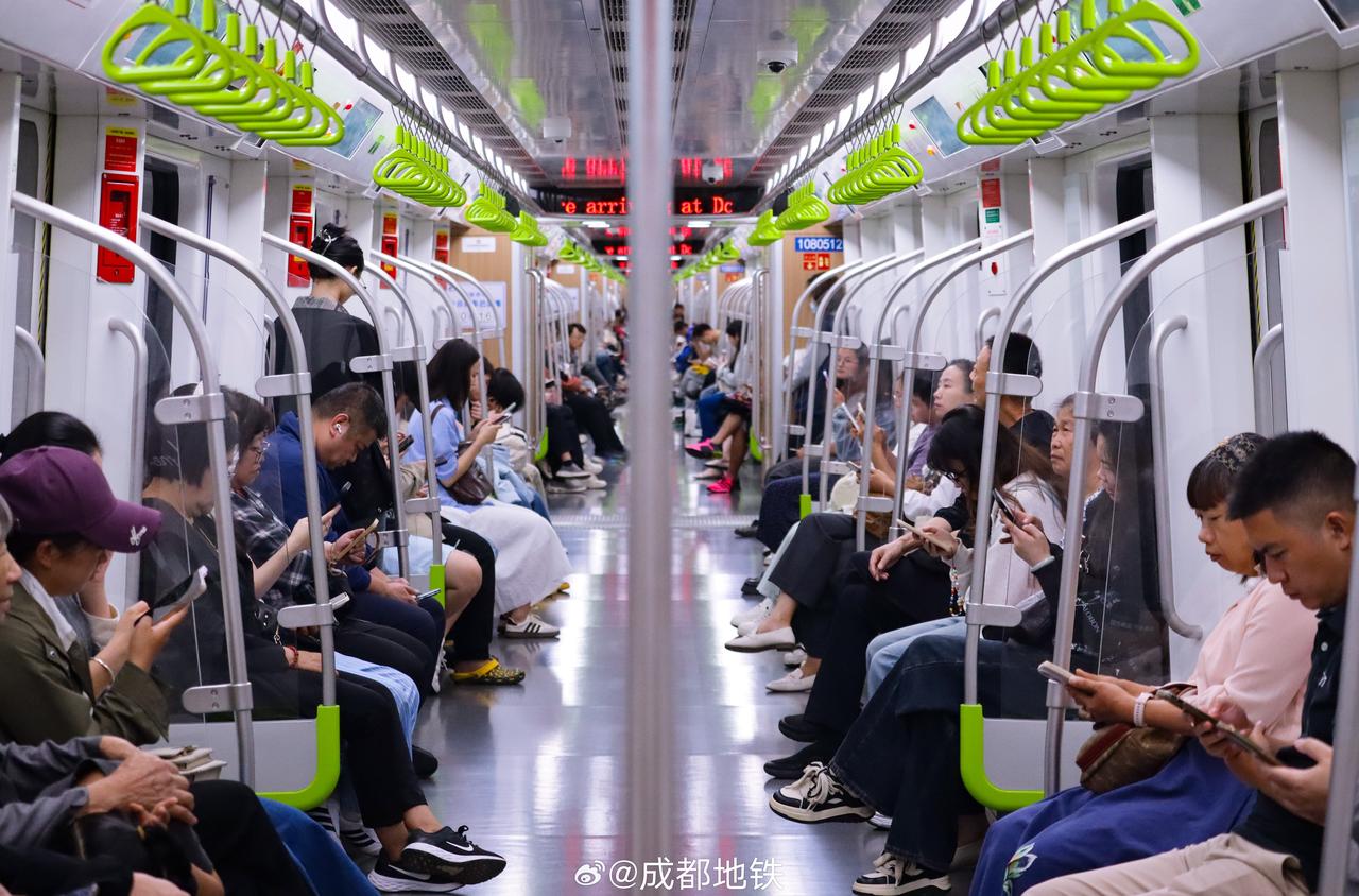 成都地铁早高峰已来临，早高峰期间，请有序排队搭乘扶梯，乘车请先下后上注意安全哦~