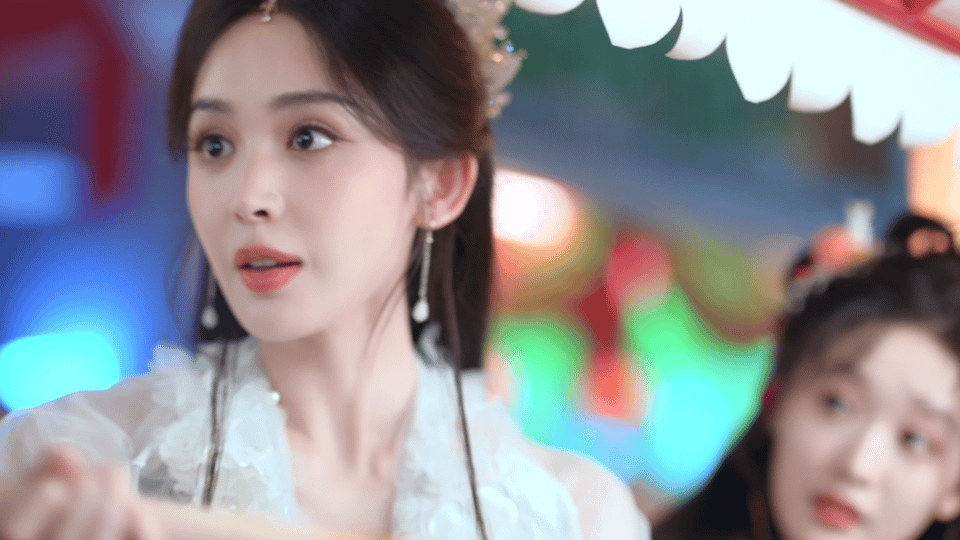 娜扎古装怎么美成这样 沉鱼落雁都显浅！娜扎一身月白古装，发饰简约却衬得她仙气氤氲