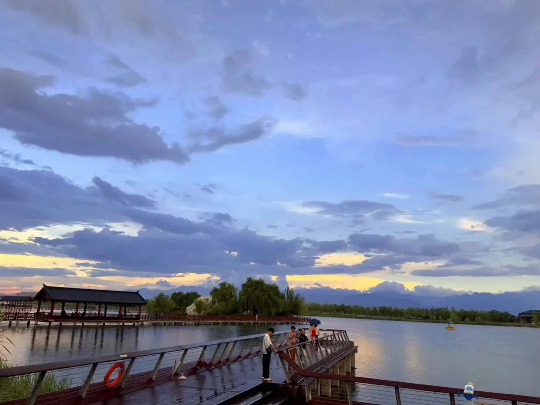 行至晚霞里，坠入暮云间，很美很温柔