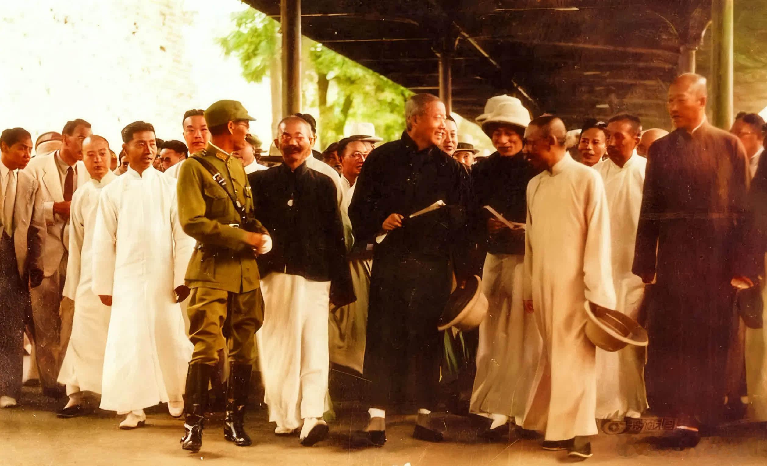 老照片中的历史：七七事变中的宋哲元。宋哲元（中脱帽者）脱离天津，返回北平。历史