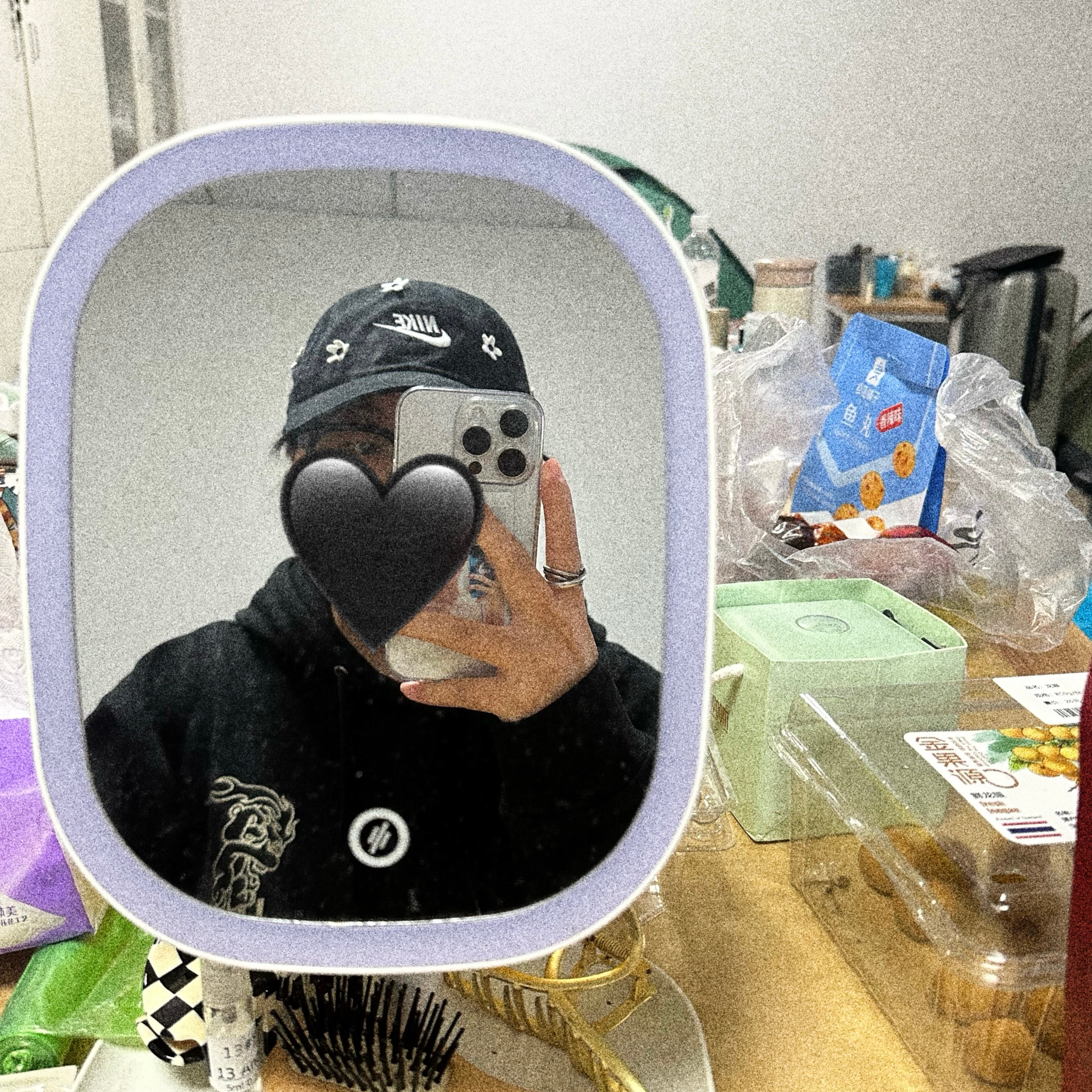  🖤 《娜铁小事记录簿》day5还是日常：图1⃣️一张酷酷的对镜拍🤓图2⃣️