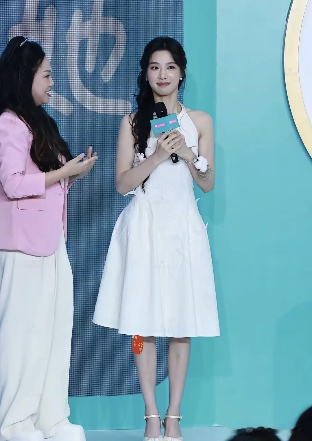 她长得比关晓彤还要漂亮性感，怎么出道这么久了竟然还是默默无闻的。

她每一次的造