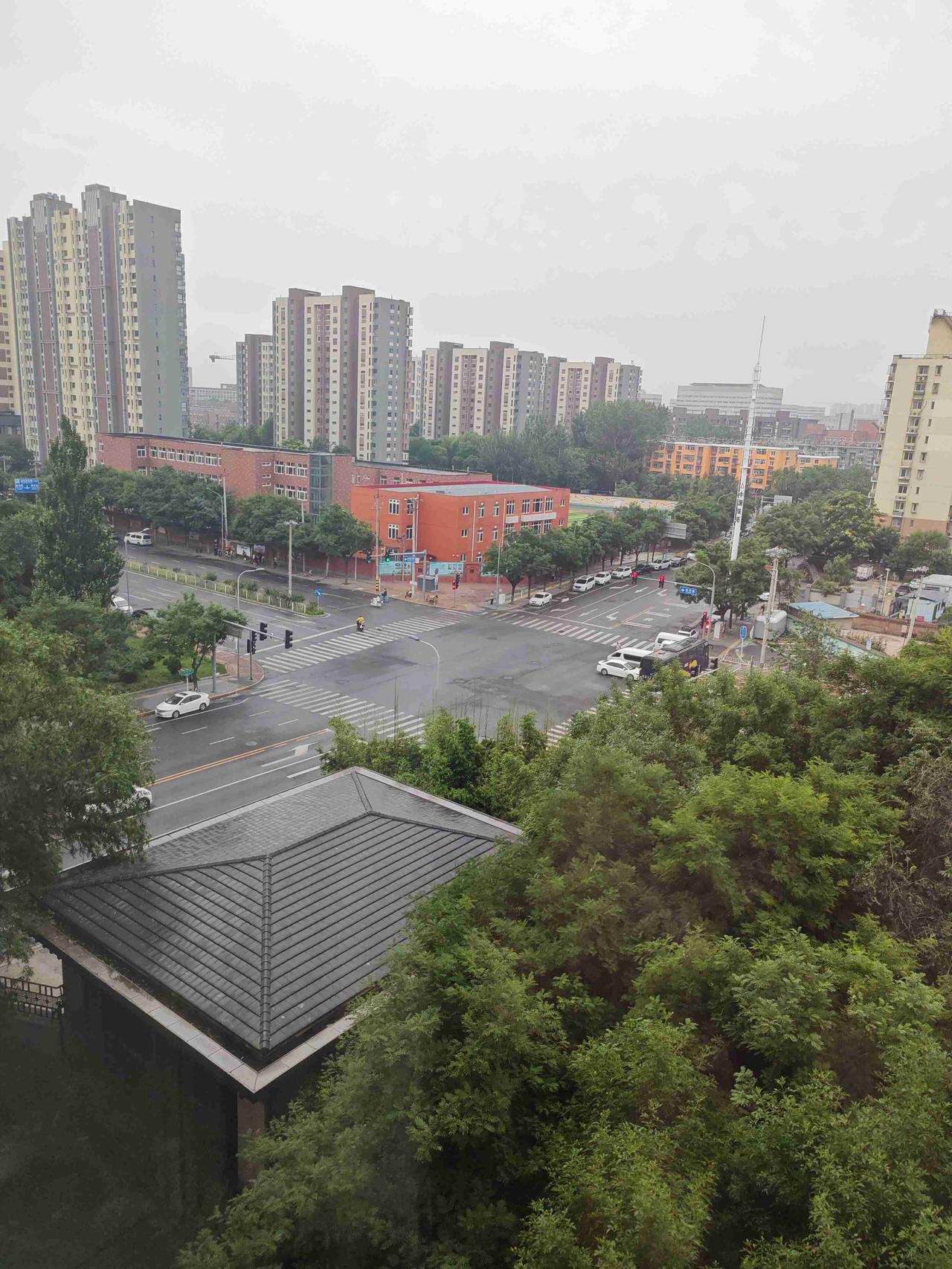 我的今日状态：😎自信酷炫
我这里的天气：☀️小雨
小雨的早晨
虽然是小学校旁边
