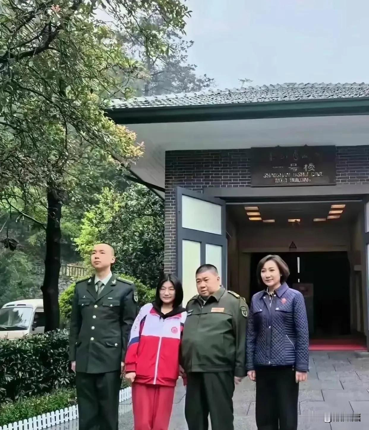 张温馨的家庭合影中，毛新宇一家四口的形象跃然纸上，宛如一幅描绘幸福生活的画卷。曾