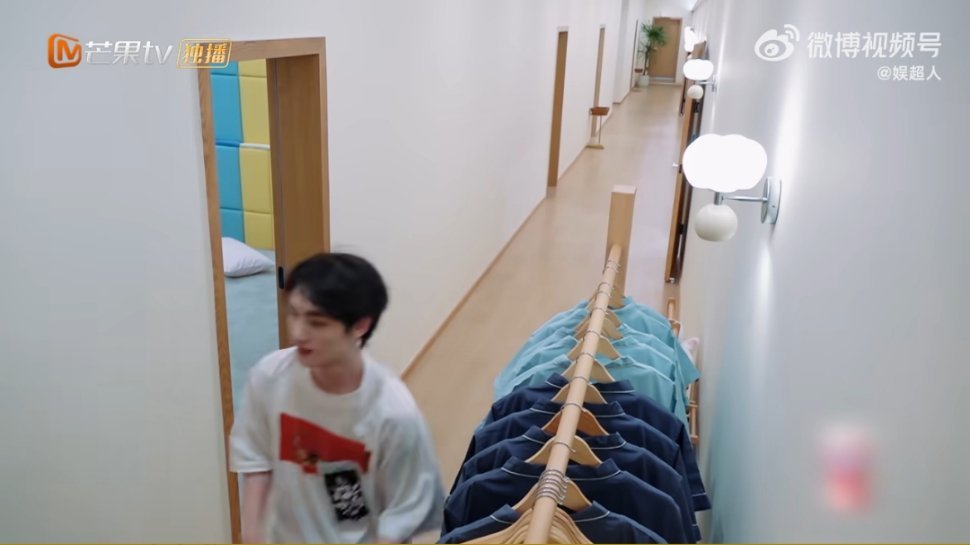 丁程鑫rua宋轶的头丁程鑫捉迷藏找到宋轶所在的房间，直接给来了个隔空洗头，发现是