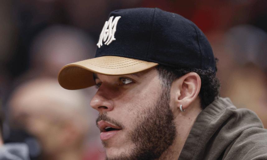 骑士将大球朗佐-鲍尔与两个次轮签送至爵士，随后，爵士将其裁掉。
骑士换了什么呢？