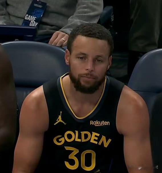 库里真是好球员啊！

今天，库里在防守以赛亚-乔三分投篮时不慎垫脚，被吹罚一级恶