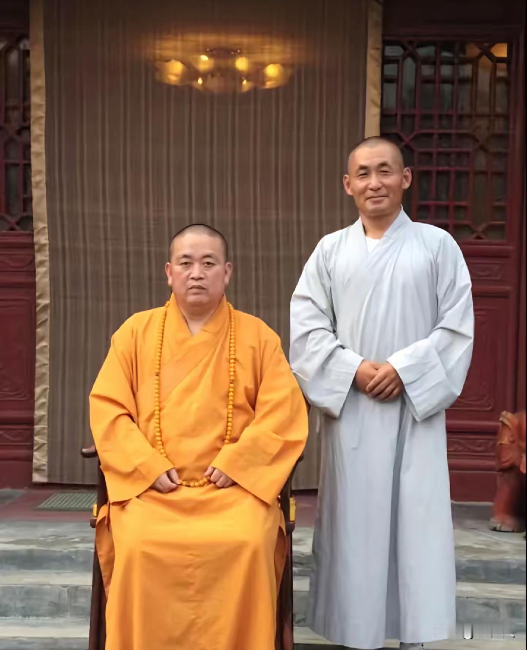 释永信旁边这位是他最看重的弟子，非常的有悟性和能力。希望自己老了之后，能接替自己