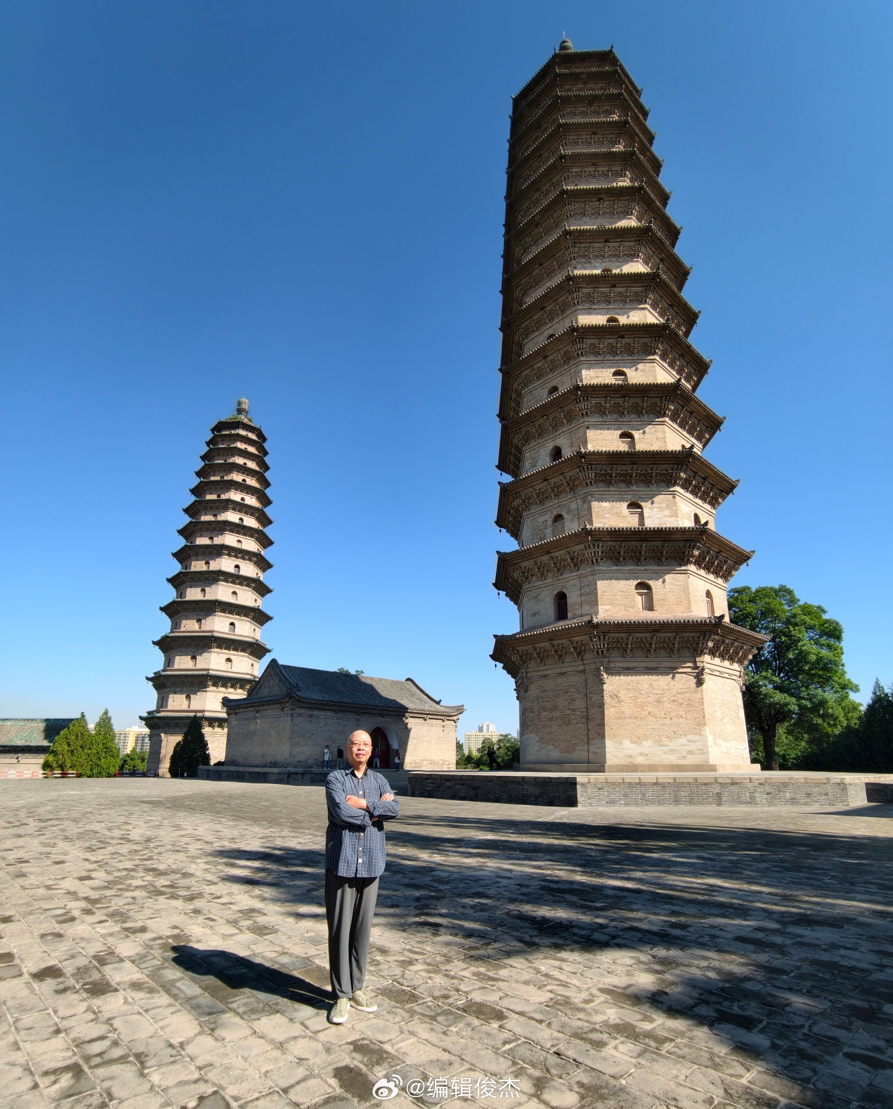 双塔高耸太原临 ​​​