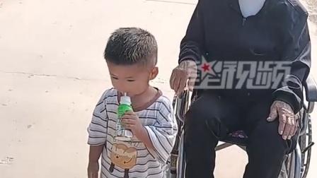 绝了！3岁娃陪100岁太爷爷遛弯，中间老爸这波“孝顺教学”太赞了！
 
你们快看