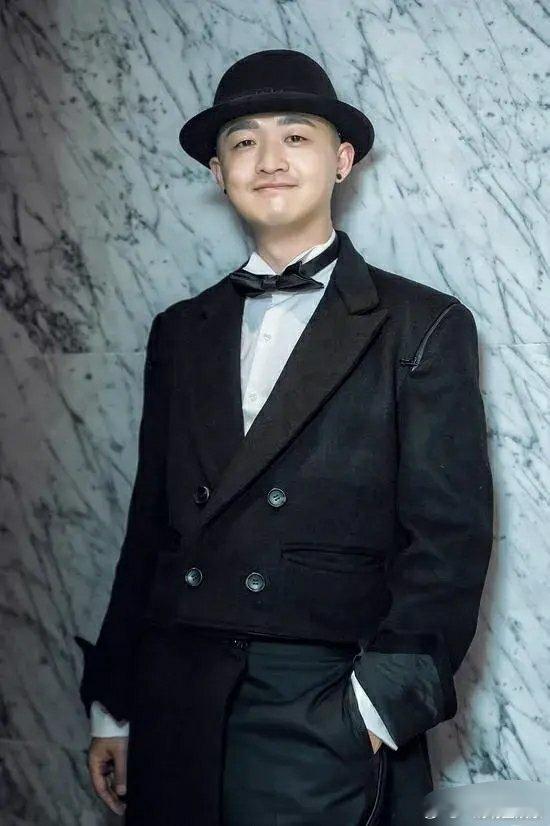 包贝尔家有三个女司机，他媳妇、他岳母、他妈，三个人的开车风格让他大开眼界。他媳妇