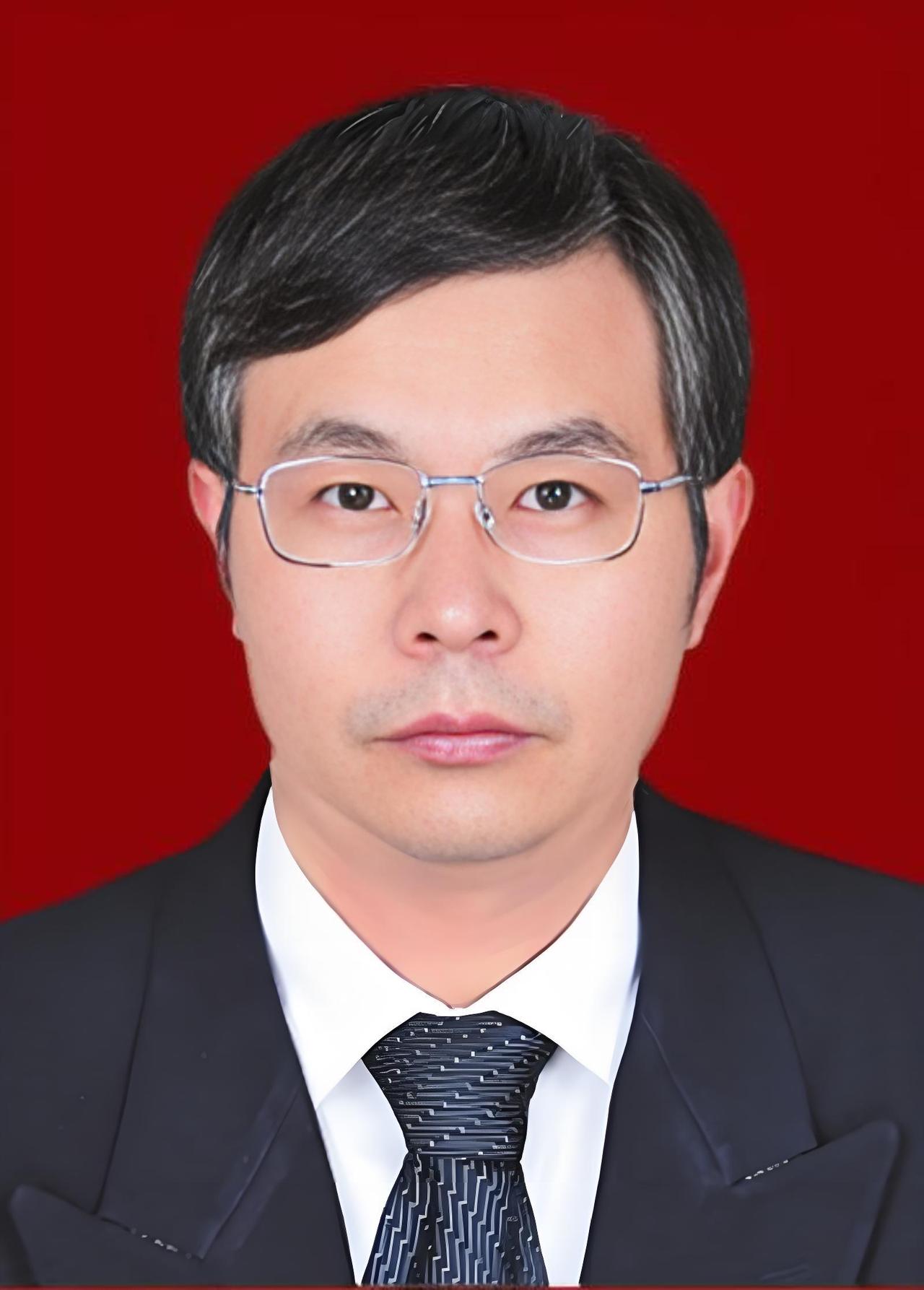 云南大学校长马文会简介
 
 
一位将论文写在产业一线的科学家，如今执掌中国西南