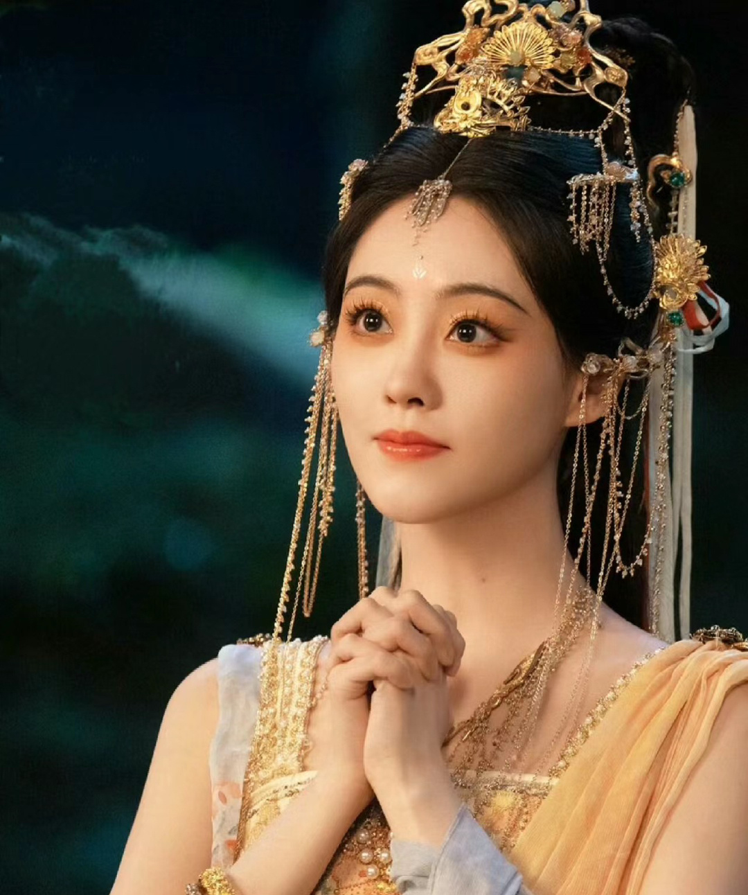 《狐妖小红娘月红篇》这部剧妆造花了大价钱的[doge] ，剧里后面乱剪红红和月初