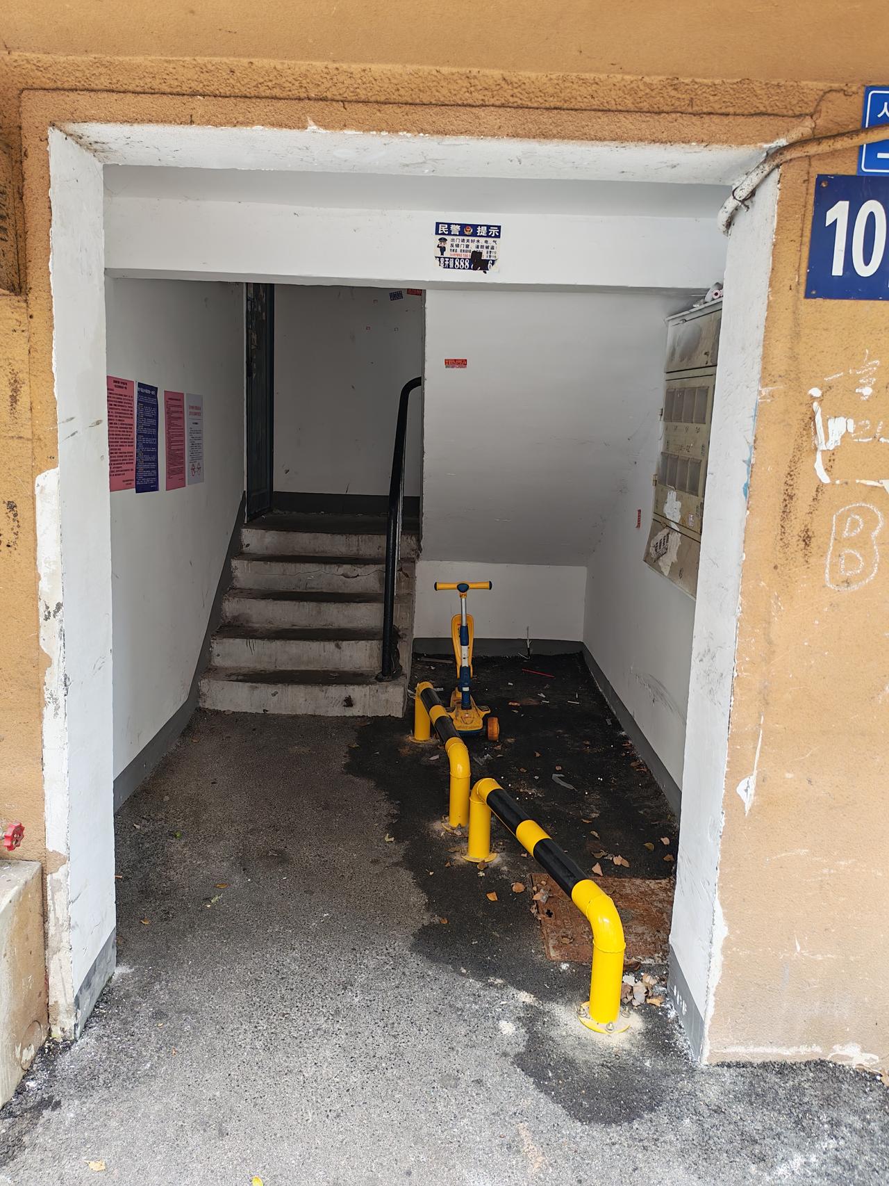 社区在小区每栋一层的楼梯口都安装了阻栏杆，乍一看不知起什么作用，再一想应该是不准
