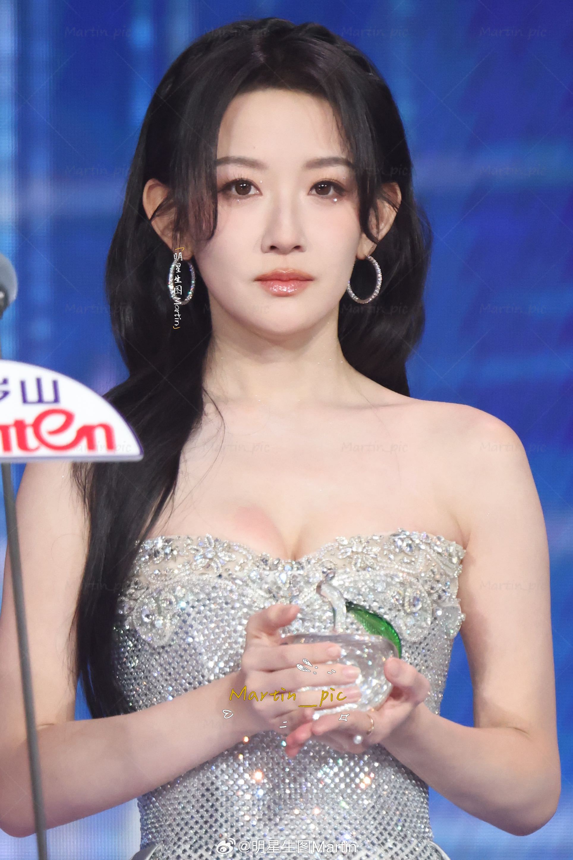 韩雨彤 韩雨桐微短剧品质盛典内场生图美人鱼的眼泪 美得好有氛围感韩雨彤曾辉红毯合