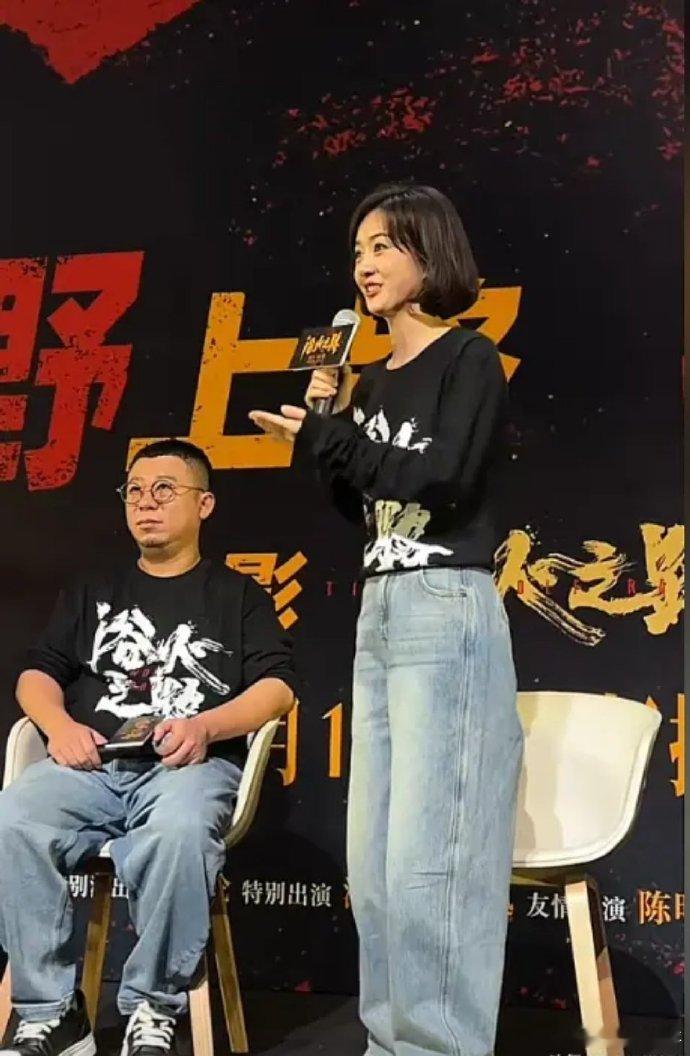 我的天啊，我是第一次看到有女生把牛仔裤穿的，她是有多瘦啊 