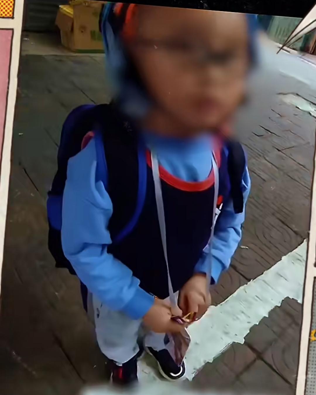 广东惠州的街头，一个背着书包的小男孩，成了妈妈最坚实的依靠。当妈妈突发疾病、身体